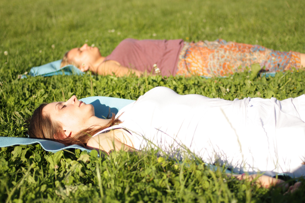 yoga im clara-zetkin-park leipzig