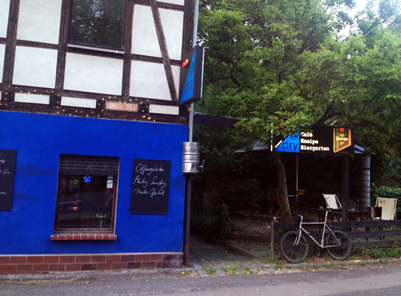 Szenekneipe El dry Biergarten Leipzig cafe connewitz