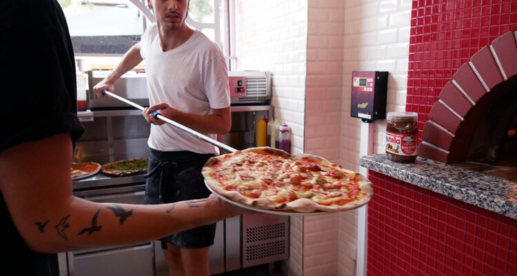 rote soße pizzeria in leipzig