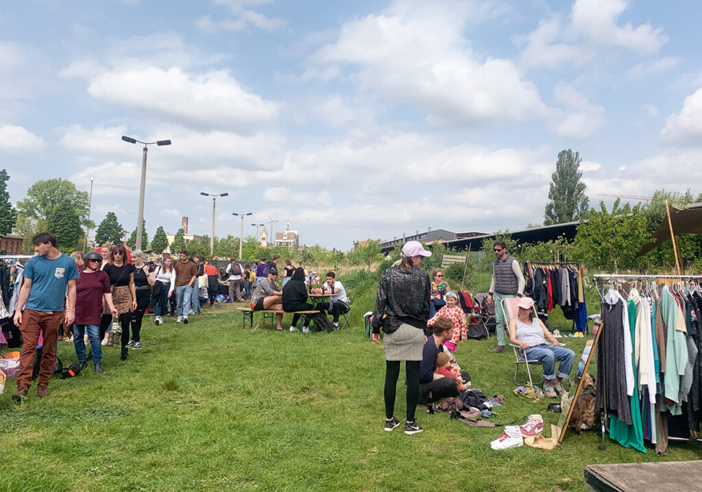 Kram Krempel und Klimbim Heiter bis Wolkig Flohmarkt