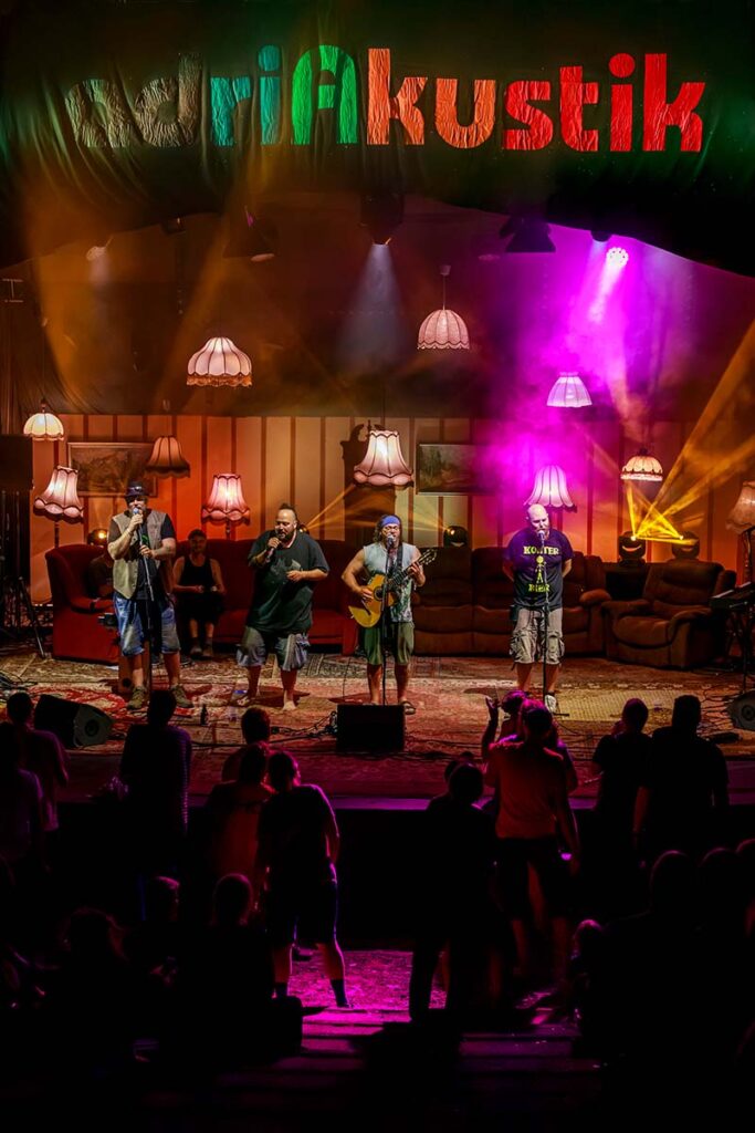 adriAkustik_Kuenstlerin Pernilla Kannapinn am Akkordeon_by Steffen Geyer