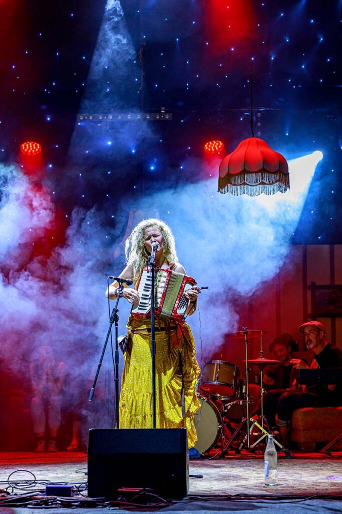 adriAkustik_Kuenstlerin Pernilla Kannapinn am Akkordeon_by Steffen Geyer