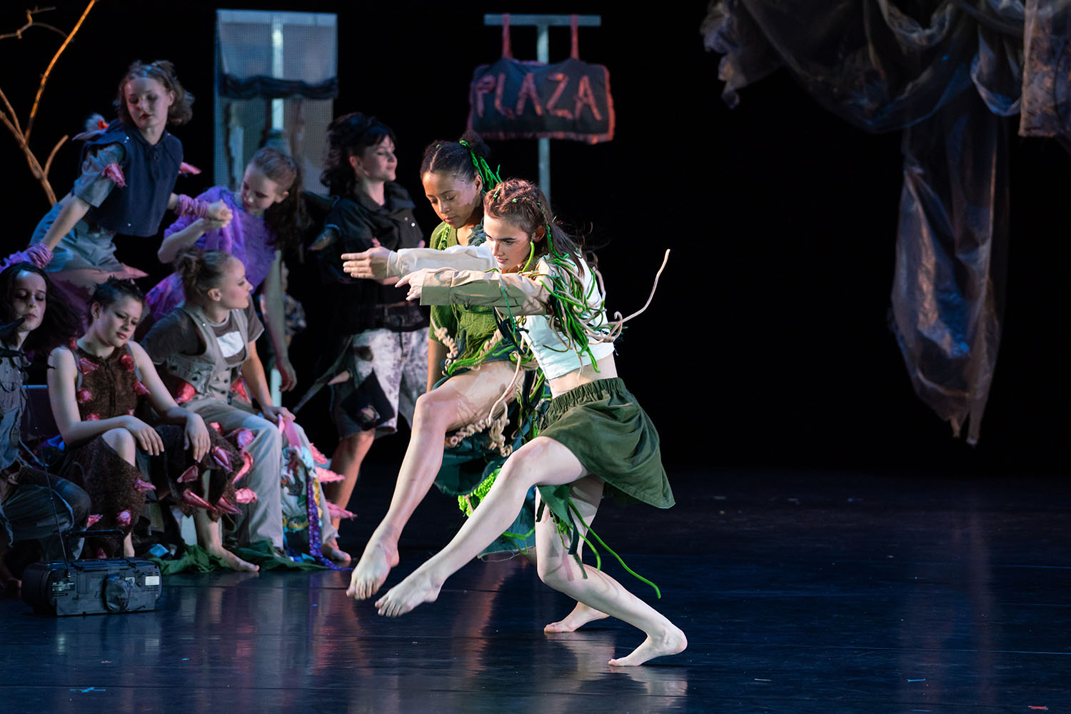 Plaza_Szenenfoto1_Schauspiel_2024_Foto_Tom_Dachs