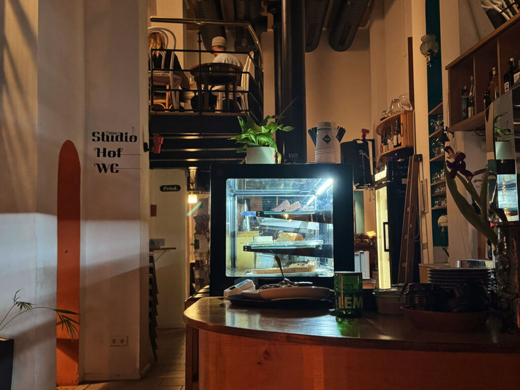 Drei der Münze Bar